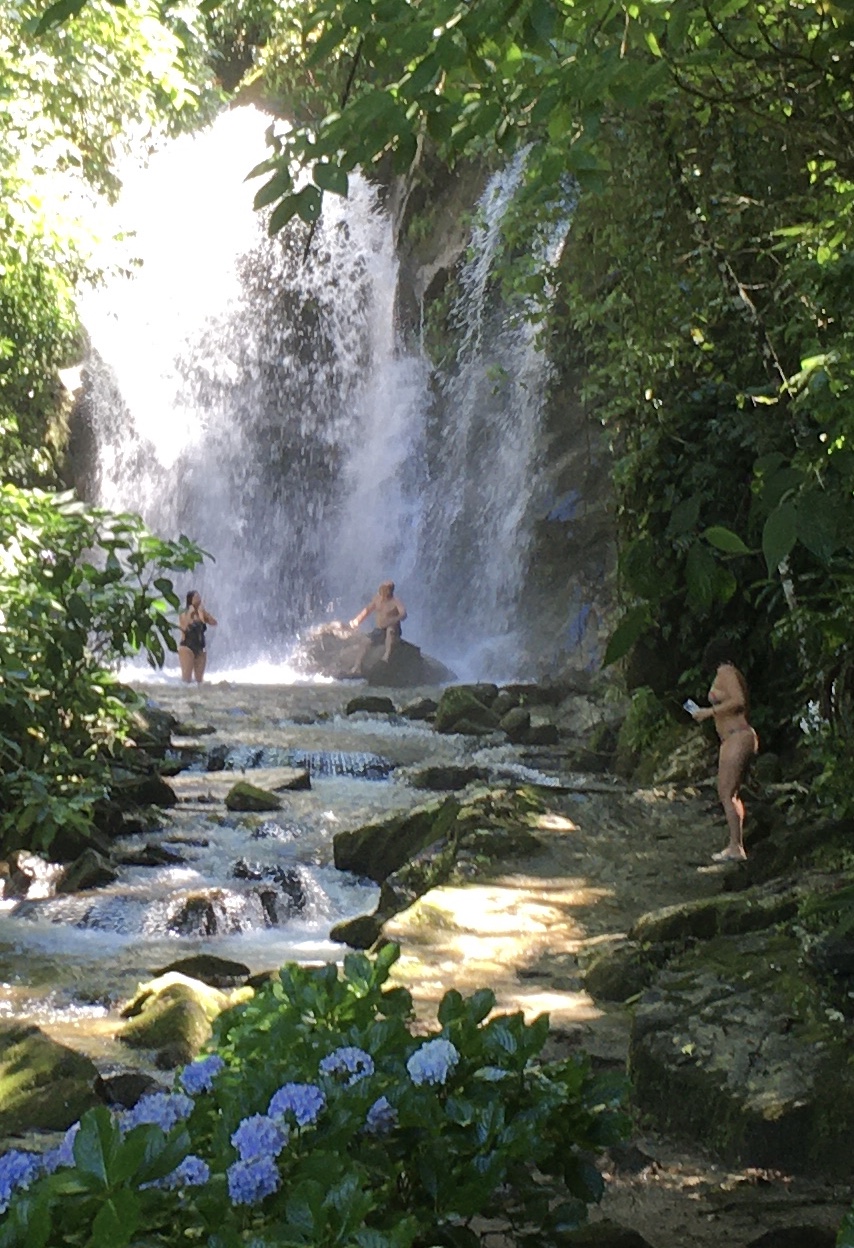 Respirar perto de uma cachoeira: o lugar que mais oferece íons benéficos à saúde
